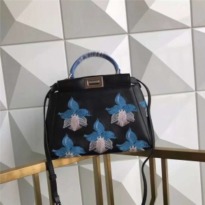 2590 FENDI ҵ Crb ֹC б \{(ln)