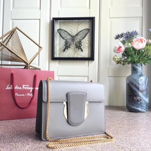 21F893 Ferragamoְ h(hun) ƸĽŮ СţƤ ̖ w朗l {