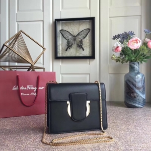 21F893 Ferragamoְ h(hun) ƸĽŮ СţƤ ̖ w朗l ɫ
