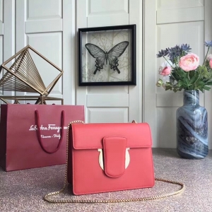 21F893 Ferragamoְ h(hun) ƸĽŮ СţƤ ̖ w朗l tɫ