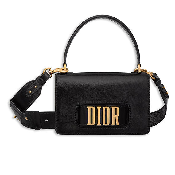 DƬ